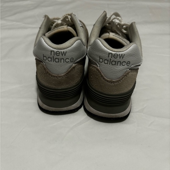 New Balance women’s 6 Gray Sneakers - Picture 3 of 7